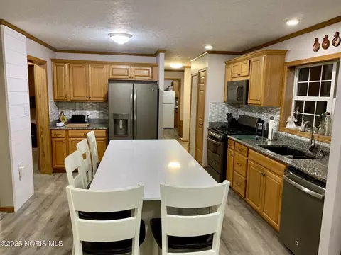 Kitchen - 27800 E Broadway St, Walbridge, OH 43465 photo 4 of 9