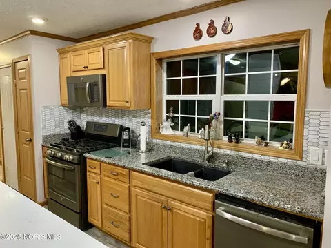 Kitchen - 27800 E Broadway St, Walbridge, OH 43465 photo 3 of 9