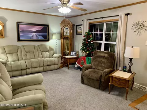Living - 27800 E Broadway St, Walbridge, OH 43465 photo 2 of 5