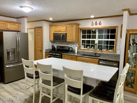 Kitchen - 27800 E Broadway St, Walbridge, OH 43465 photo 1 of 9