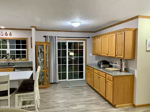 Kitchen - 27800 E Broadway St, Walbridge, OH 43465 photo 9 of 9