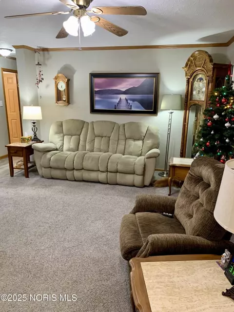 Living - 27800 E Broadway St, Walbridge, OH 43465 photo 4 of 5