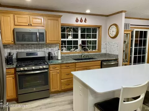 Kitchen - 27800 E Broadway St, Walbridge, OH 43465 photo 5 of 9