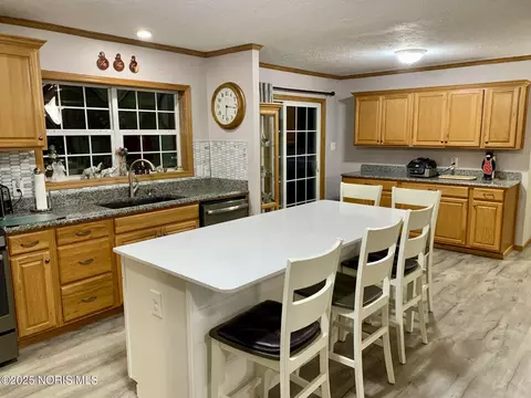 Kitchen - 27800 E Broadway St, Walbridge, OH 43465 photo 7 of 9