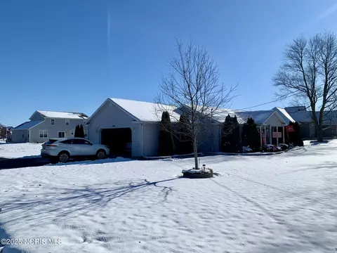 Exterior - 27800 E Broadway St, Walbridge, OH 43465 photo 2 of 4