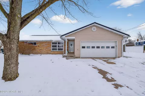 1744 Lora Ln, Defiance, OH 43512