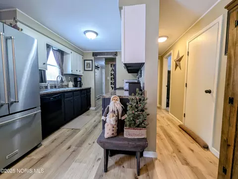 Entry Way - 313 Lutterbein St, Edgerton, OH 43517 photo 2 of 4