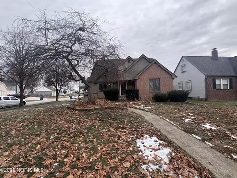 1703 Glenross Blvd, Oregon, OH 43616