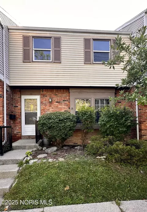11 Meadowbrook Dr, Perrysburg, OH 43551