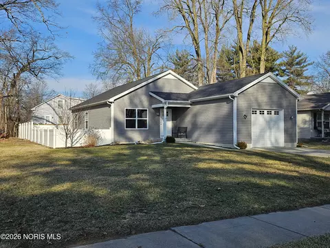 6944 Springfield Dr, Holland, OH 43528