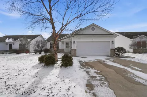 759 Greystone Dr, Bowling Green, OH 43402