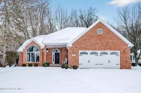 807 Saint Annes Dr, Holland, OH 43528