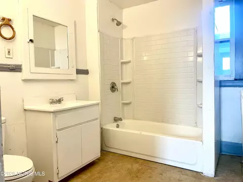 Bath - 1133 N Blum St, Toledo, OH 43607 photo 1 of 1