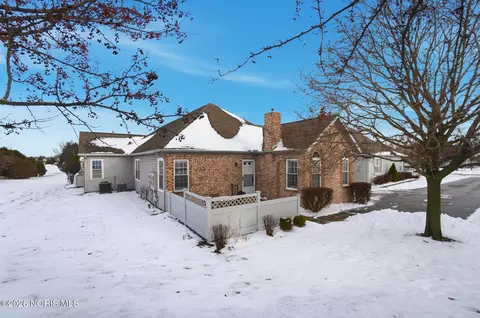113 Stonegate Blvd, Bowling Green, OH 43402