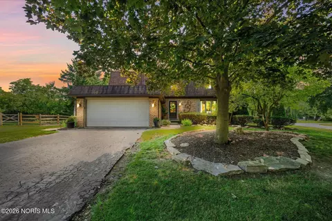 641 Oak Knoll Dr, Perrysburg, OH 43551