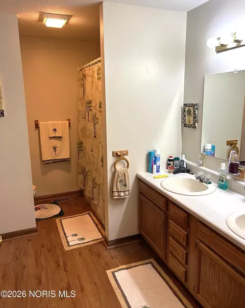 Bath - 208 Kenny Ray Pkwy, Edon, OH 43518 photo 2 of 2
