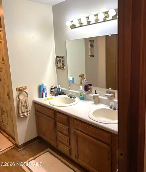 Bath - 208 Kenny Ray Pkwy, Edon, OH 43518 photo 1 of 2