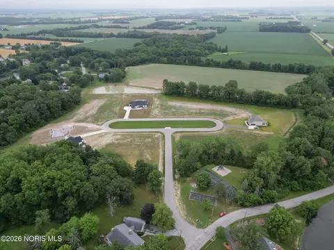 140 Coach House Loop, Bowling Green, OH 43402