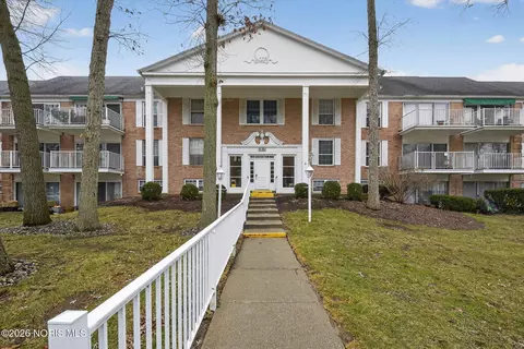 5679 Monroe St #803, Sylvania, OH 43560