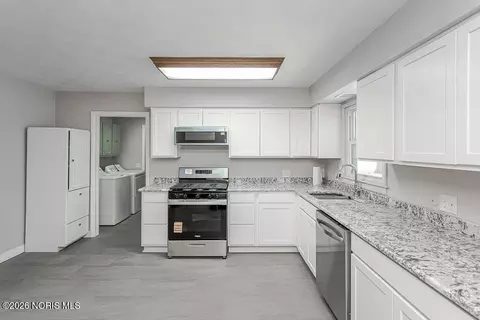 Kitchen - 4349 S Eber Rd, Monclova, OH 43542 photo 4 of 4