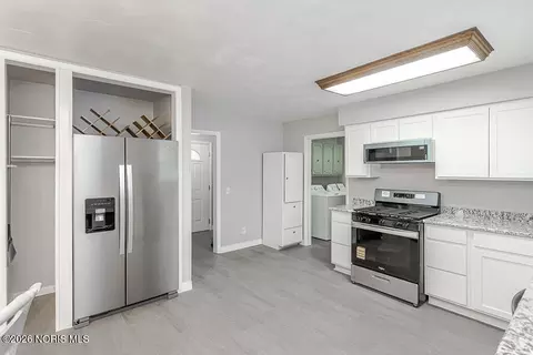 Kitchen - 4349 S Eber Rd, Monclova, OH 43542 photo 3 of 4