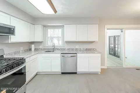 Kitchen - 4349 S Eber Rd, Monclova, OH 43542 photo 2 of 4