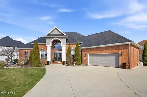 1338 Pine Valley Dr, Bowling Green, OH 43402