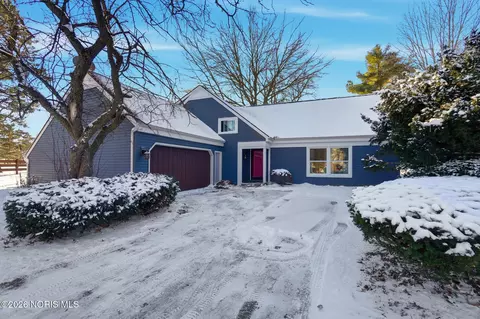 911 Shearwood Dr, Perrysburg, OH 43551