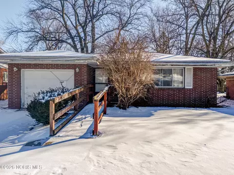 820 Mackow Dr, Toledo, OH 43607