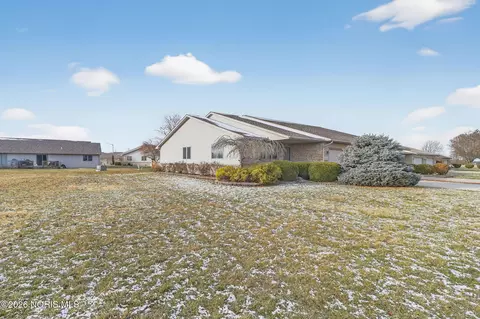 523 Woodpointe Dr, Woodville, OH 43469