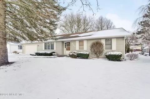 808 N Wintergarden Rd, Bowling Green, OH 43402