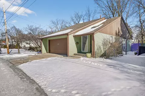 111 Civic Dr, Perrysburg, OH 43551