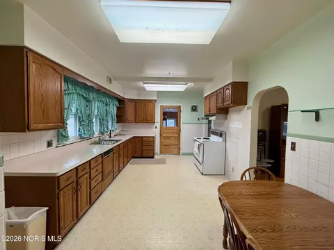 Kitchen - 1082 Warvel Rd, Hamilton, OH 45013 photo 2 of 3