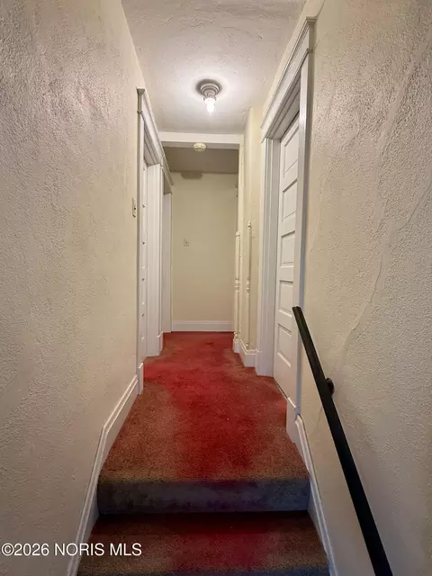 Entry Way - 1082 Warvel Rd, Hamilton, OH 45013 photo 3 of 5