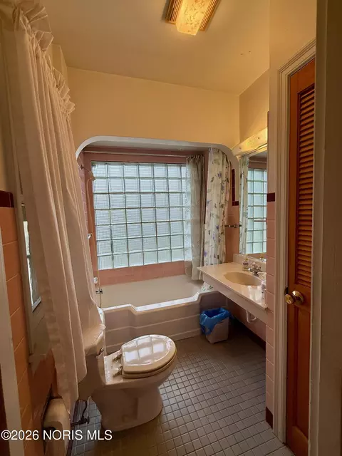 Bath - 1082 Warvel Rd, Hamilton, OH 45013 photo 1 of 1