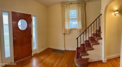Entry Way - 1082 Warvel Rd, Hamilton, OH 45013 photo 4 of 5