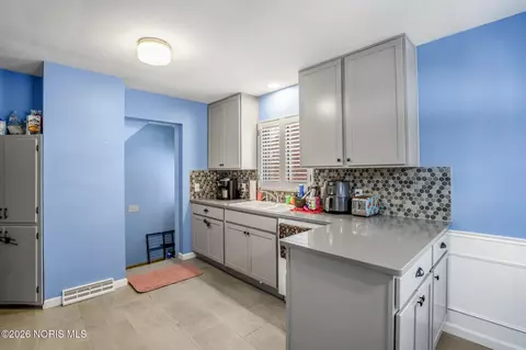 Kitchen - 3906 Garrison Rd, Toledo, OH 43613 photo 1 of 3