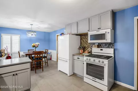 Kitchen - 3906 Garrison Rd, Toledo, OH 43613 photo 2 of 3
