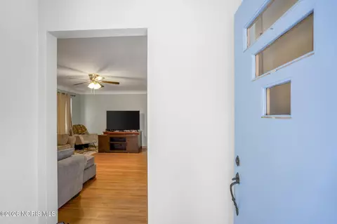 Entry Way - 3906 Garrison Rd, Toledo, OH 43613 photo 1 of 1