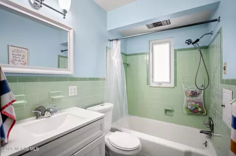 Bath - 3906 Garrison Rd, Toledo, OH 43613 photo 1 of 2