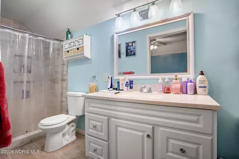 Bath - 3906 Garrison Rd, Toledo, OH 43613 photo 2 of 2