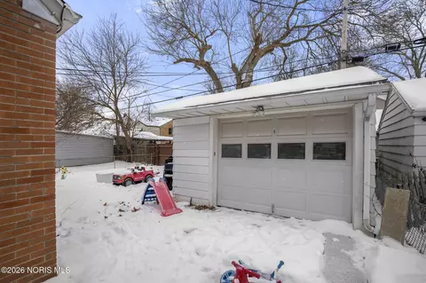 Exterior - 3906 Garrison Rd, Toledo, OH 43613 photo 5 of 5