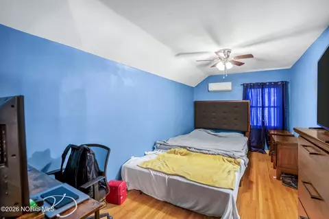 Bedroom - 3906 Garrison Rd, Toledo, OH 43613 photo 5 of 7