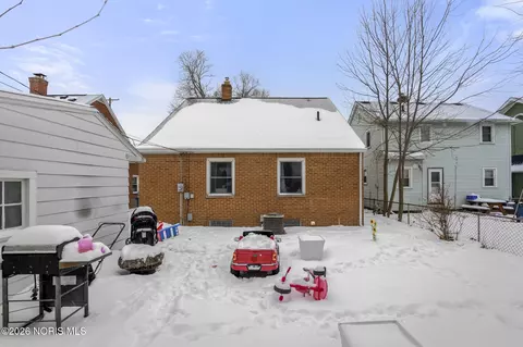 Exterior - 3906 Garrison Rd, Toledo, OH 43613 photo 4 of 5