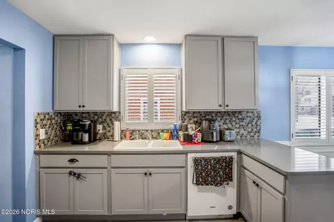 Kitchen - 3906 Garrison Rd, Toledo, OH 43613 photo 3 of 3