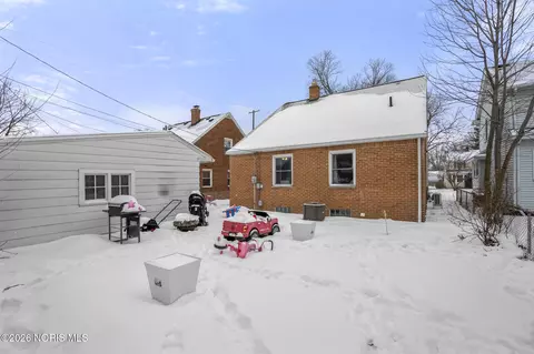 Exterior - 3906 Garrison Rd, Toledo, OH 43613 photo 3 of 5
