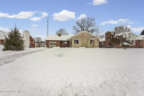 2649 Luverne Ave, Oregon, OH 43616