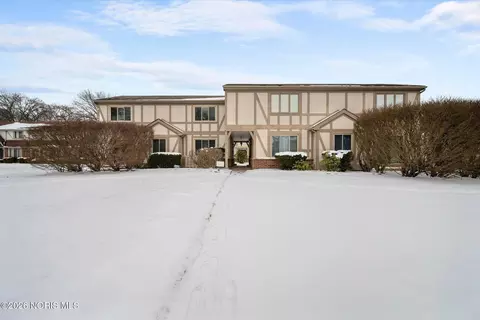 4040 Stonehenge Dr, Sylvania, OH 43560