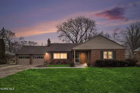 555 Perry Dr, Perrysburg, OH 43551