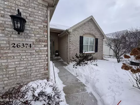 26374 Emerald Lakes Dr, Perrysburg, OH 43551